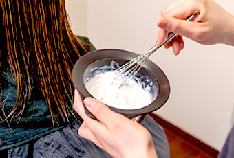 頭皮を守りながら白髪染め＆髪質改善