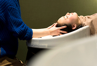 極上アロマオイルを使用したヘッドスパ